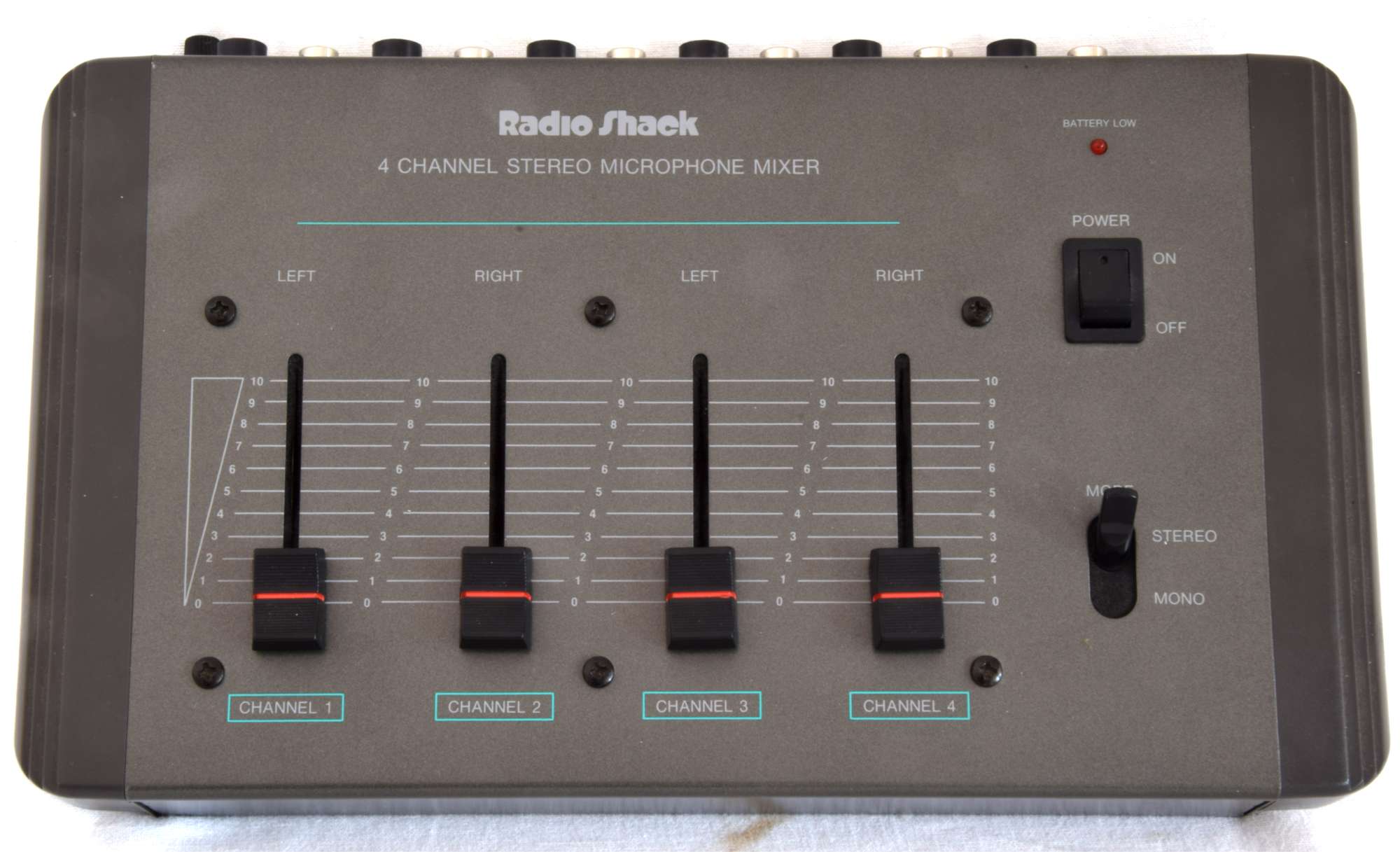 Prémixeur 4 entrées microphones - Stéréo - Radio Shack