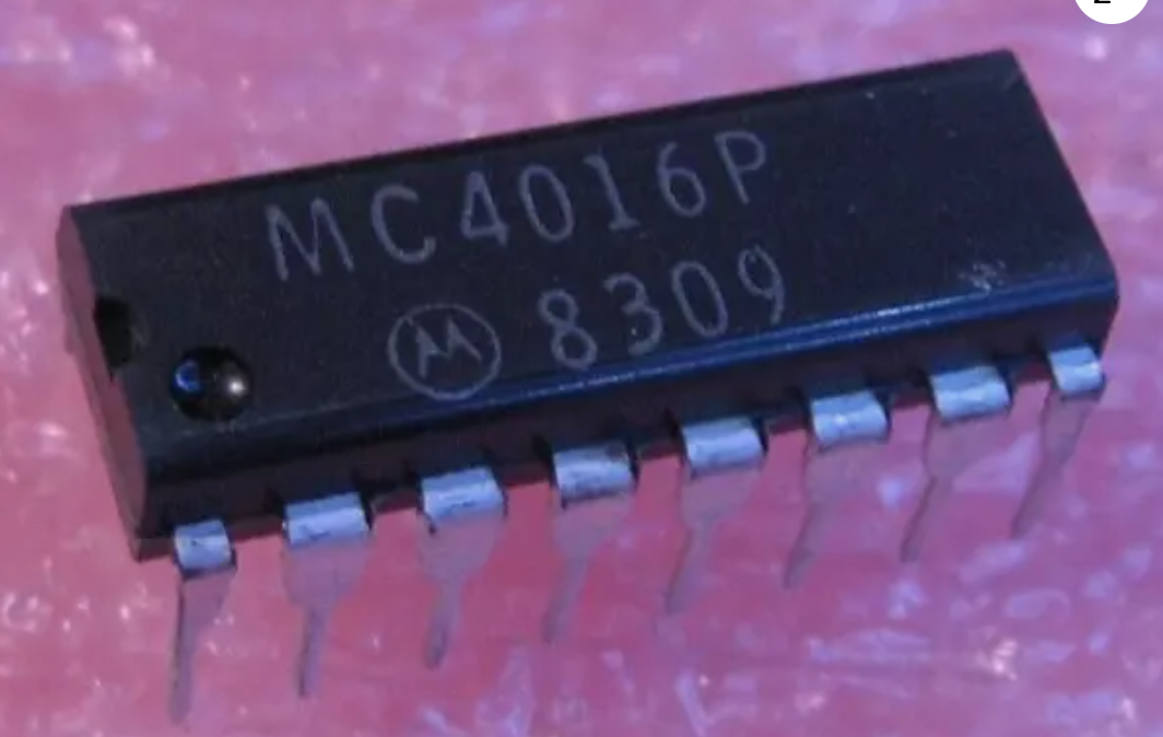 Vieux circuits TTL MOTOROLA  MC4016, MC4316, 74LS716