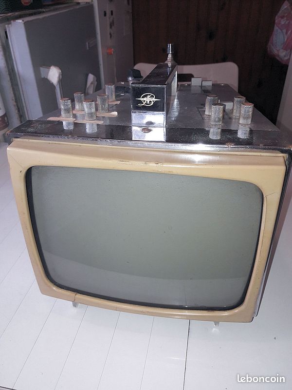recherche  TV nb 28cms Portaviseur PISON BROS