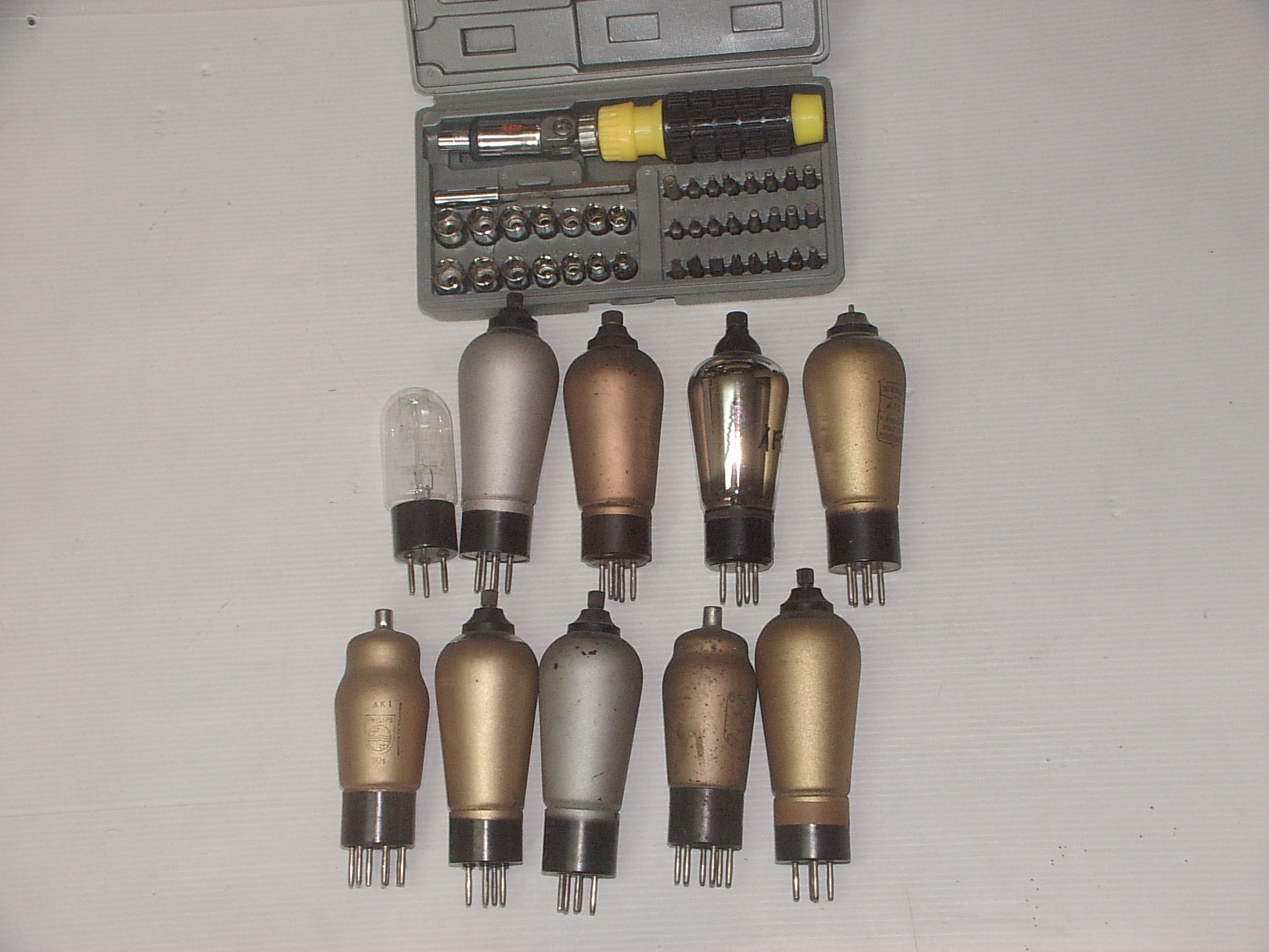 1 lot de 10 tubes avec coffret outils