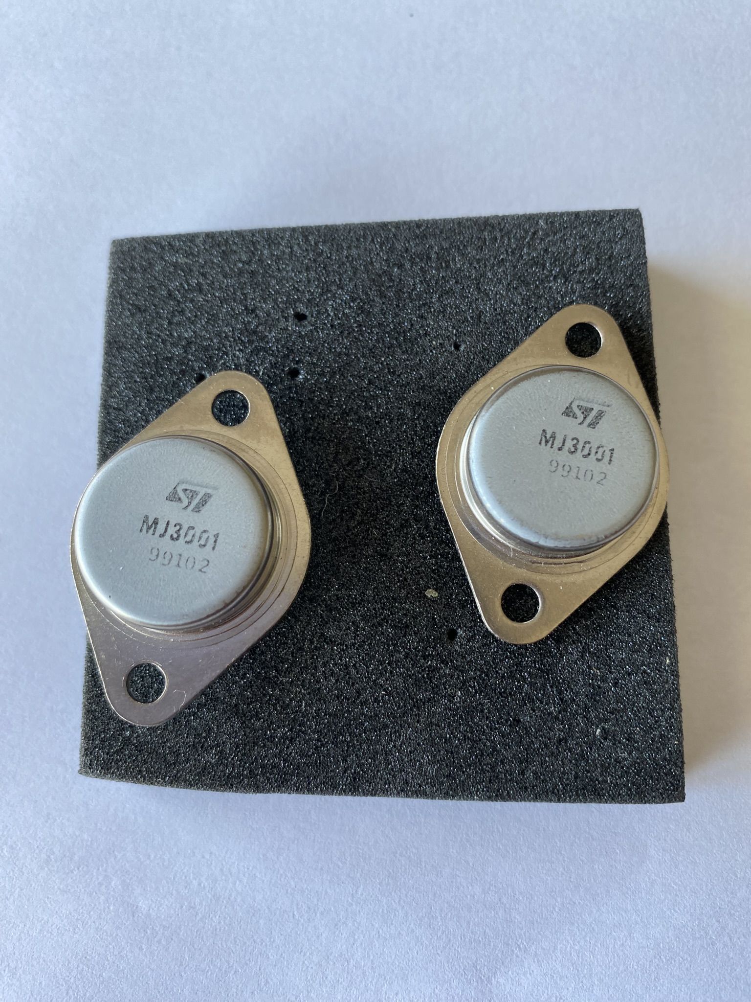 Deux transistors de puissance MJ3001 ST MicroElectronics