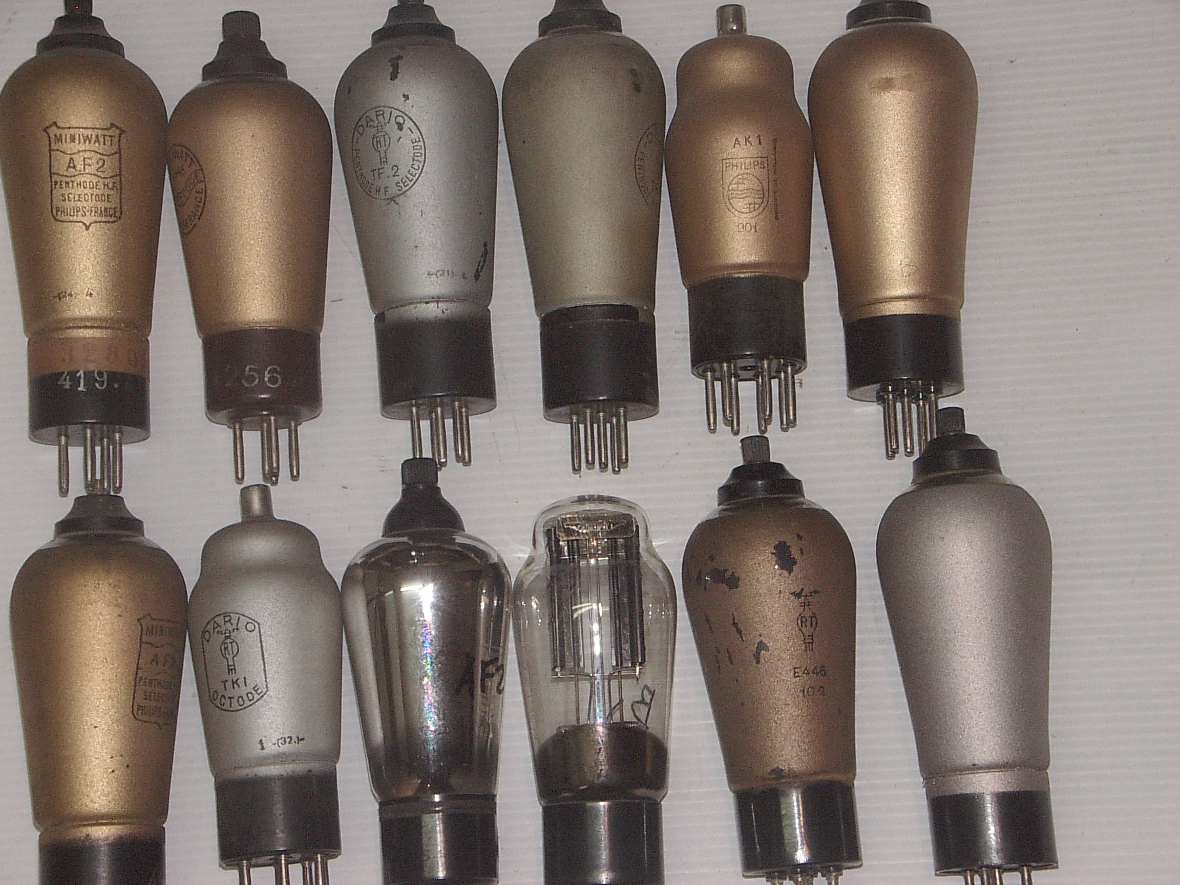 1 lot de 12 tubes .....24 € au lieu de 60 €