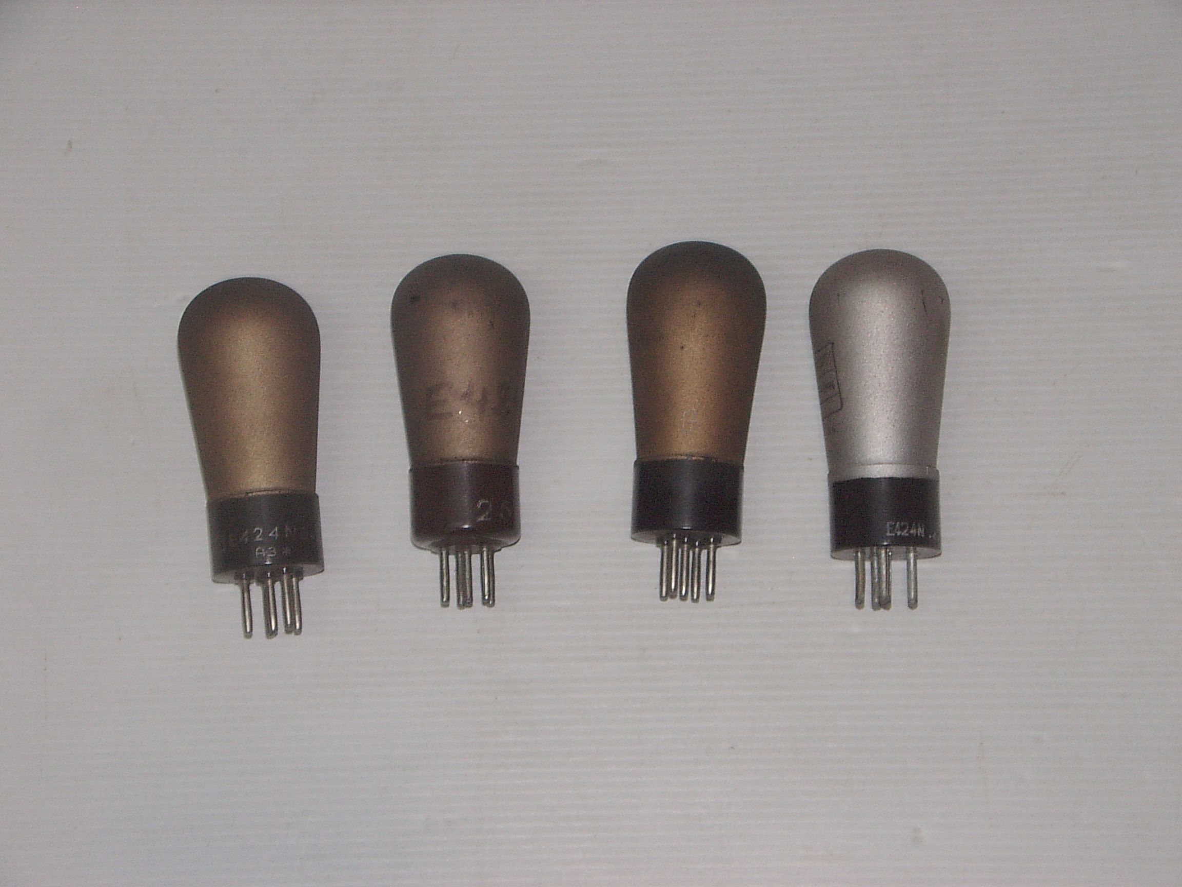 1 lot de 4 tubes E 424 N