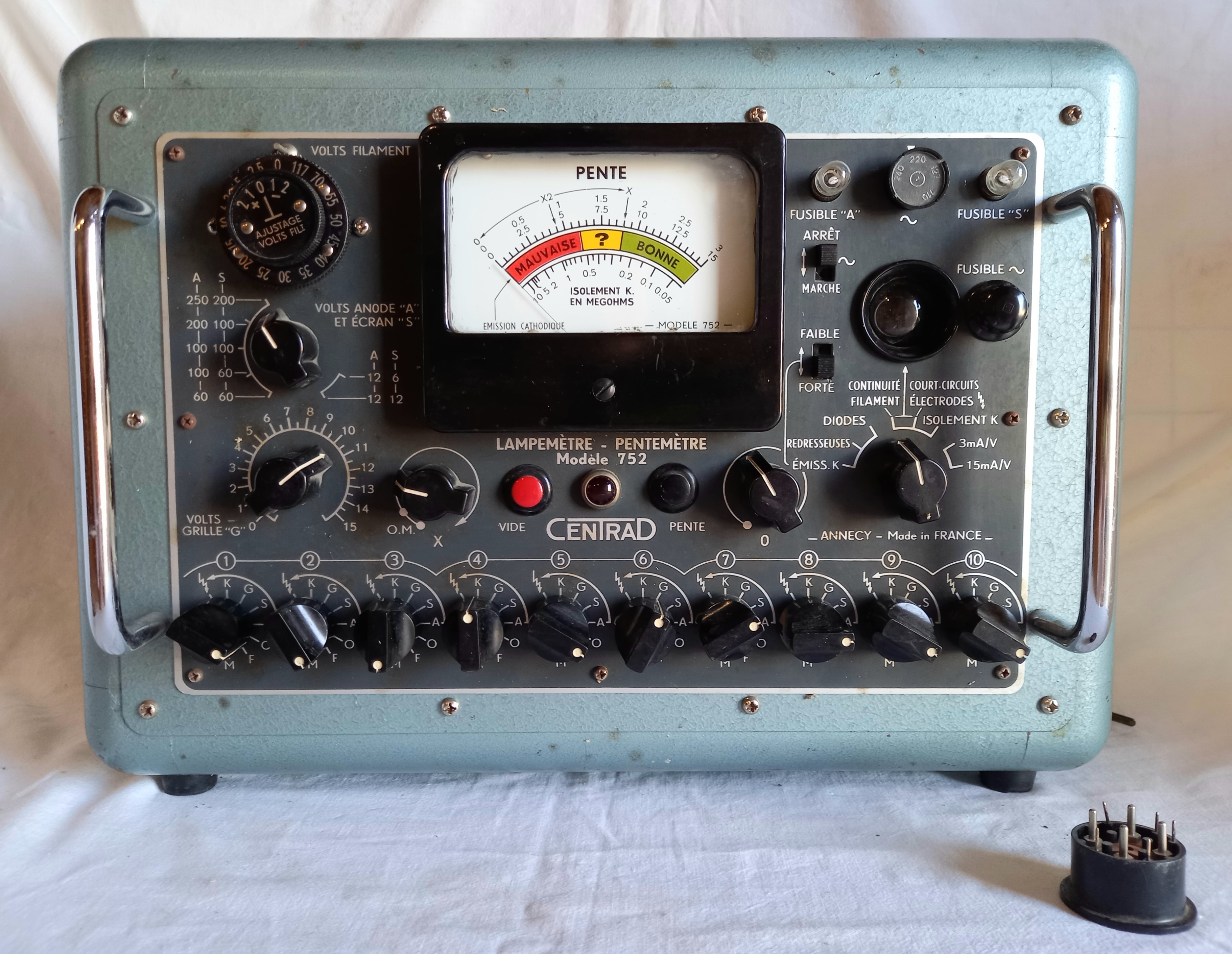 Lampemètre-Pentemètre 752 Centrad + lot de lampes radio