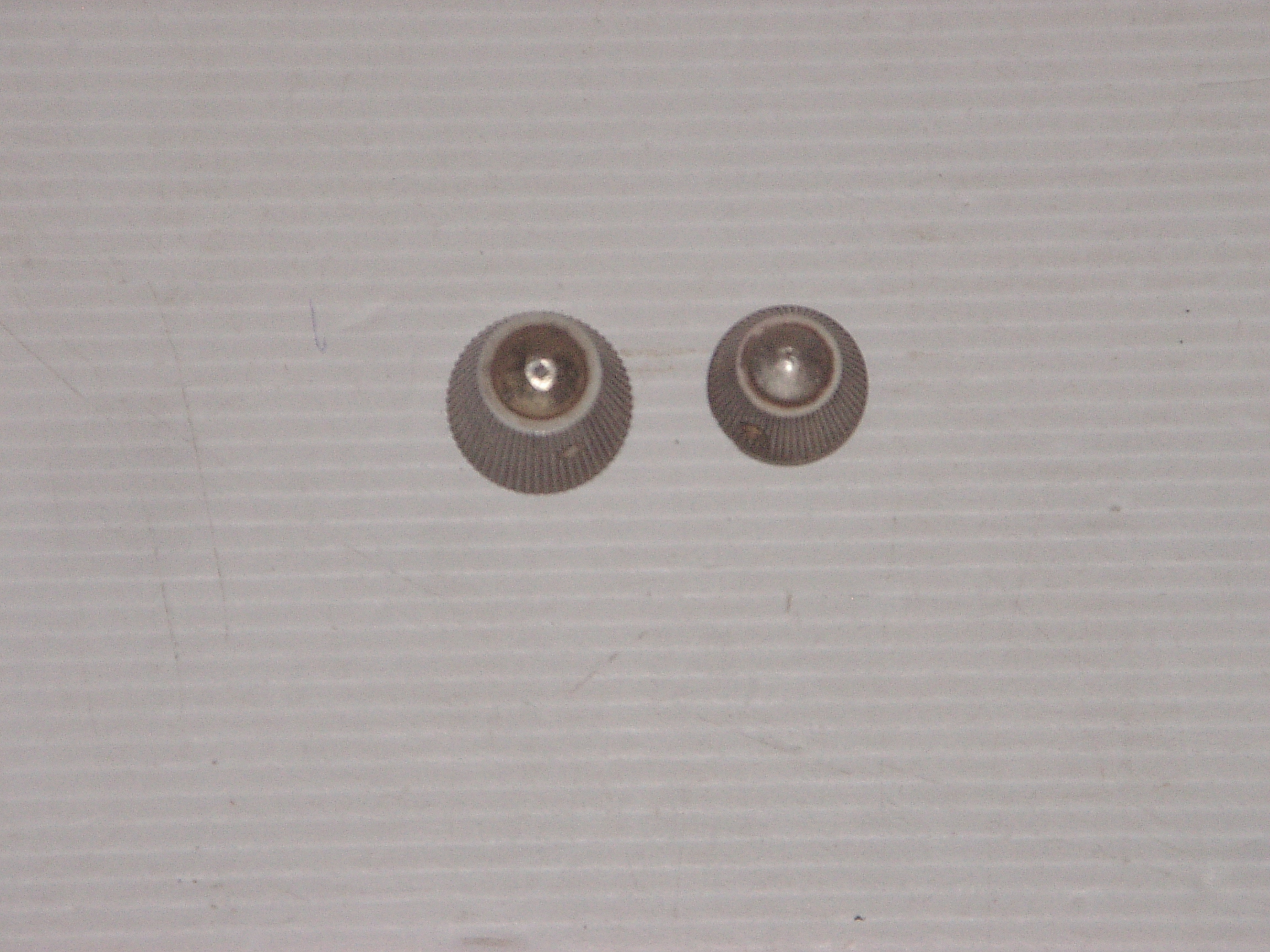 2 boutons de poste Philips B1FO7 A - Radiola RA 119 A
