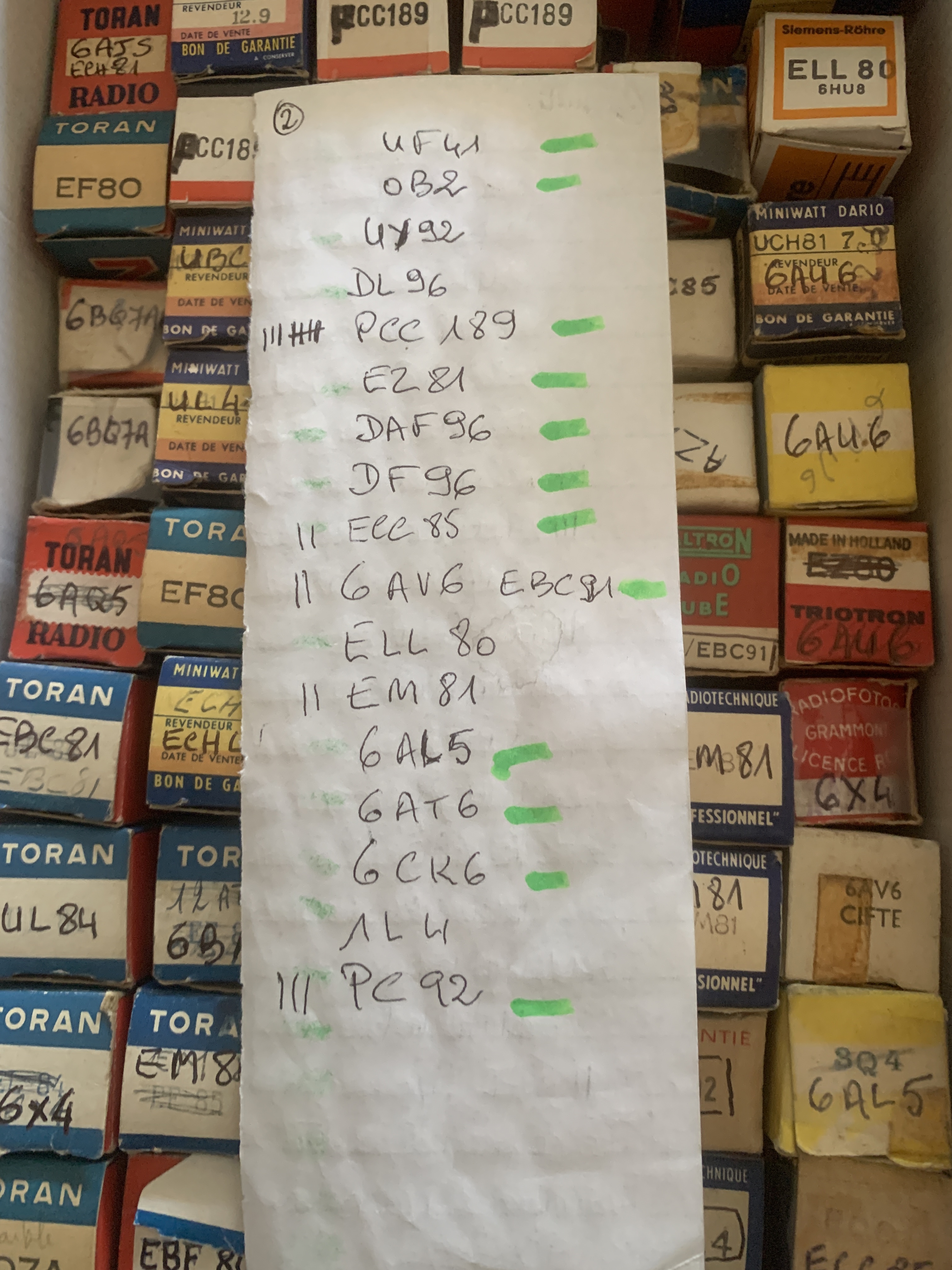 Lot de lampes et livres techniques