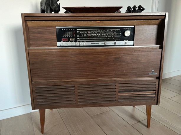 recherche-personne-pour-restaurer-mon-meuble-radio-vinyle-grundig-big-0