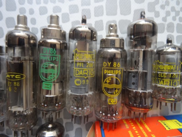 vends-composants-et-tubes-electronique-ainsi-que-petits-fusbles-big-1