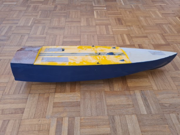 bateau-en-bois-vintage-1998-835cm-225cm-monijac-offshore-bleu-et-jaune-construction-sur-mesure-aprime-modelisme-naval-big-1